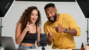 Influenceri și vedete colaborând la proiecte creative.